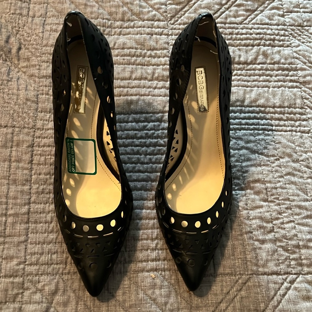 NWOT BCBG black pointed toe heels. Size 9.5. Heel height 4”